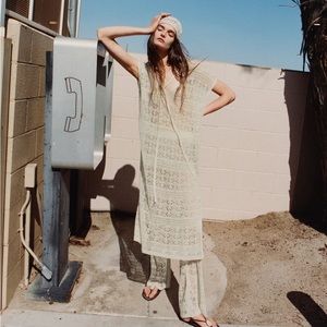 Zara POINTELLE KNIT TUNIC
Tunic with tied V-neckline. Sleeveless.
Ecru NWT